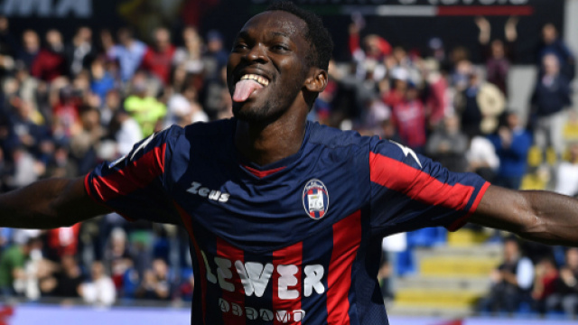 L'attaccante del Crotone, Nwankwo Simy.