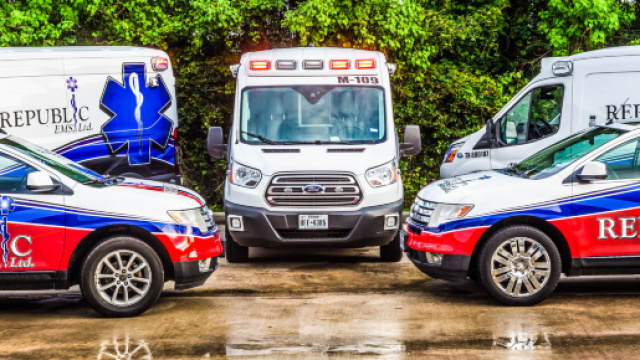 Texas, Jessica Collins litiga con l'amica e le stacca il naso.