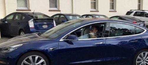 Tesla raises Model 3 target to 6,000 units per week; analysts sceptical - Image credit - Smnt | Wikimedia