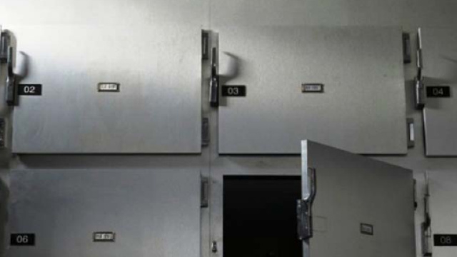 Dichiarata morta, respira ancora nella cella frigo dell'obitorio: scoperta viva dopo giorni