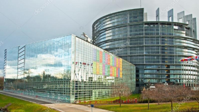 Il Palazzo del Parlamento europeo si specchia a Strasburgo