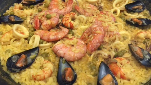 Paella di pesce con cozze, calamari e gamberi.