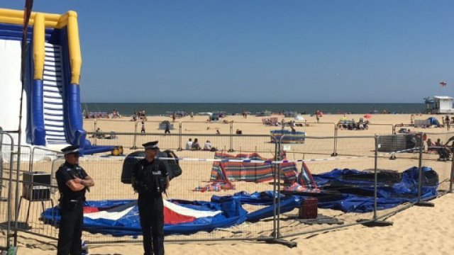 UK: gonfiabile esplode in spiaggia: bimba viene scaraventata in aria e muore
