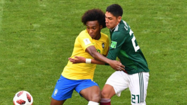 Willian, in un contrasto della partita di oggi contro Alvarez