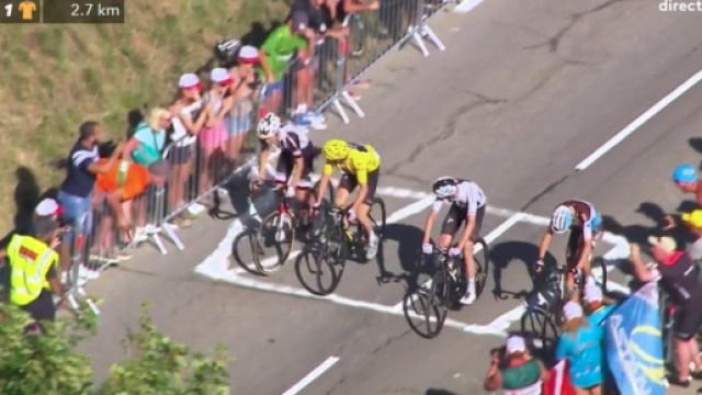 I corridori schierati in segno di fairplay verso Nibali