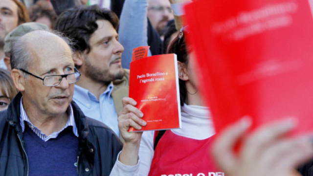 Paolo Borsellino: manifestanti con agende rosse per la verit&agrave;