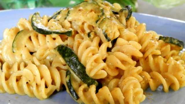 Pasta con curry, zucchine e zafferano.