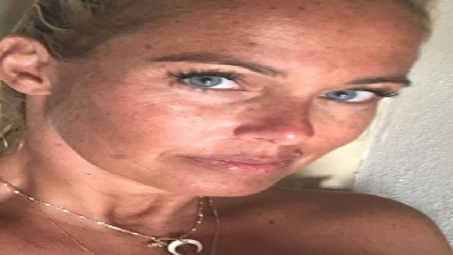 Sonia Bruganelli: la moglie di Paolo Bonolis &egrave; piena di rughe, la foto sconvolge il web