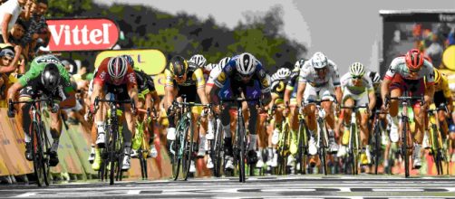 La etapa del Alpe d&rsquo;Huez del Tour se ve empa&ntilde;ada por incidentes ocasionados por el p&uacute;blico