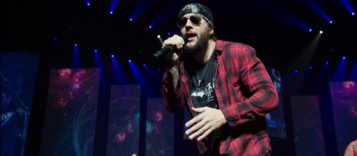 M. Shadows has voice problems. image - revolvermag.com