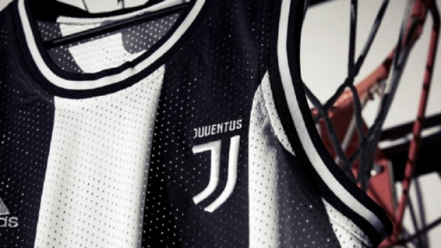 La foto delle canotte juventine da basket sull'account Twitter del club bianconero