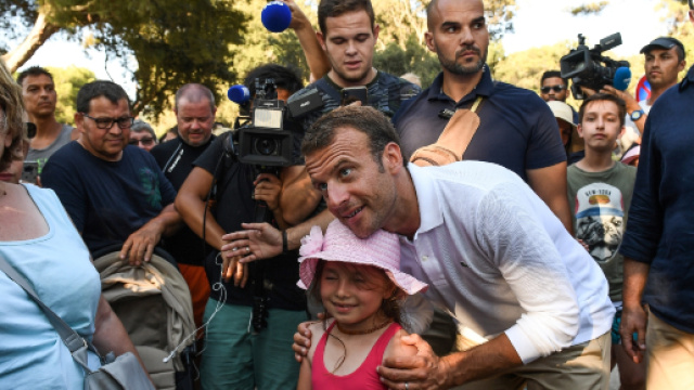 Premier bain de foule d'Emmanuel Macron &agrave; Br&eacute;gan&ccedil;on