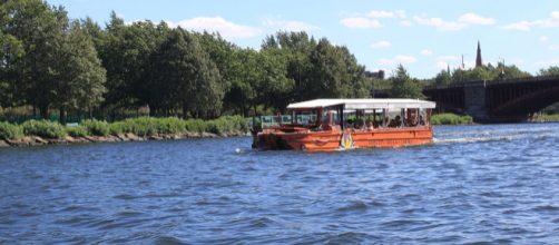 A duck boat in the water (Image source &ndash; Captain-tucker, Wikimedia Commons)