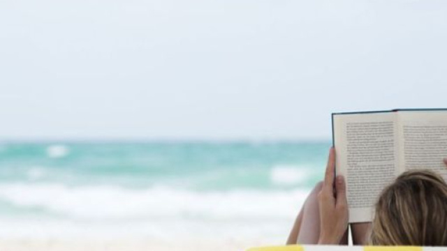 Libri sotto l'ombrellone: i titoli da portare in vacanza