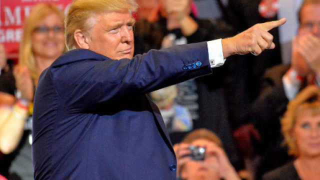 Per Google Immagini, Trump &egrave; un idiota e lo mostra tramite ricerche