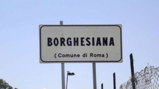 Roma, sparatoria alla Borghesiana, passanti terrorizzati e caos