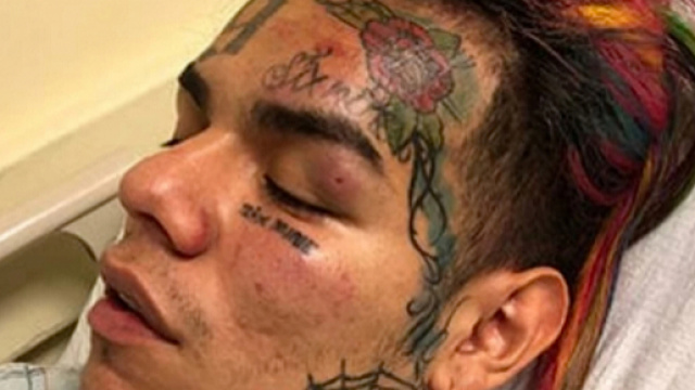 Il rappre statunitense 6ix9ine &egrave; stato aggredito e rapinato la scorsa notte a New York.