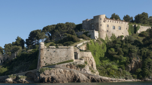 Fort de Br&eacute;gan&ccedil;on: lieu de travail et de vacances pour le Pr&eacute;sident Macron