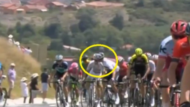 Il momento dell'episodio incriminato tra Moscon e Gesbert