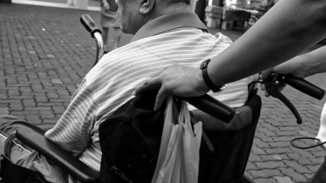 Lecce, badante innamorata dell'anziano condannata per stalking.