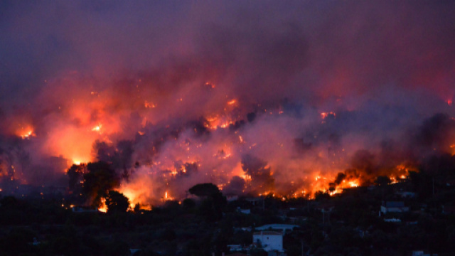Grecia, vasto incendio vicino Atene: 50 morti e oltre 100 feriti ... - sky.it