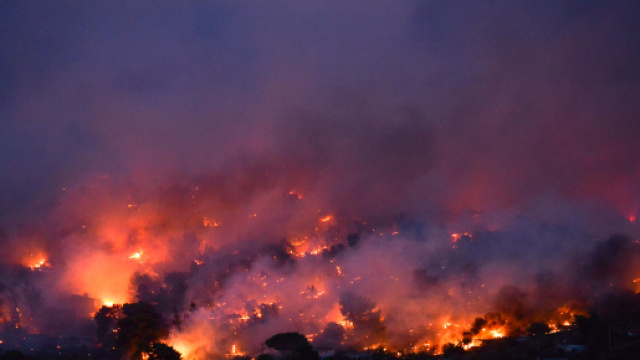 Grecia, vasto incendio vicino Atene: grave bilancio tra morti e feriti.