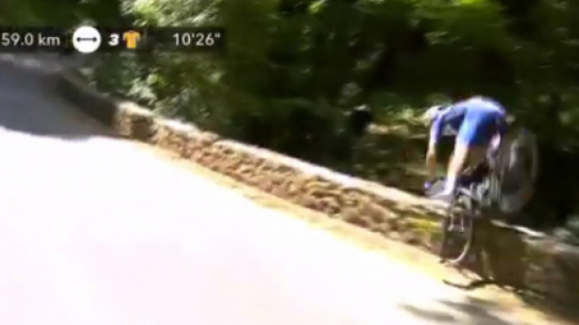 La caduta di Gilbert scendendo dal Portet d'Aspet.