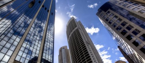 Arquitectos han colocado una cascada artificial de 108 m. en un rascacielos en China