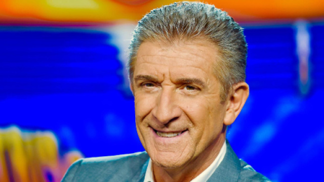 Ezio Greggio avvistato a Milano in compagnia di una giovane modella.