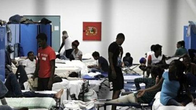 Migranti scavalcano il filo spinato ed entrano in Europa.