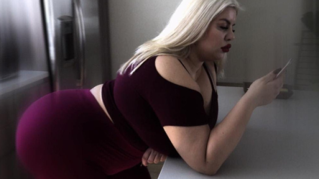 Natasha Crown mangia chili di Nutella per ingrandire il suo fondoschiena.