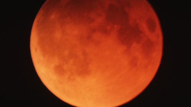 Eclissi lunare: la luna di sangue che fa paura ai catastrofisti