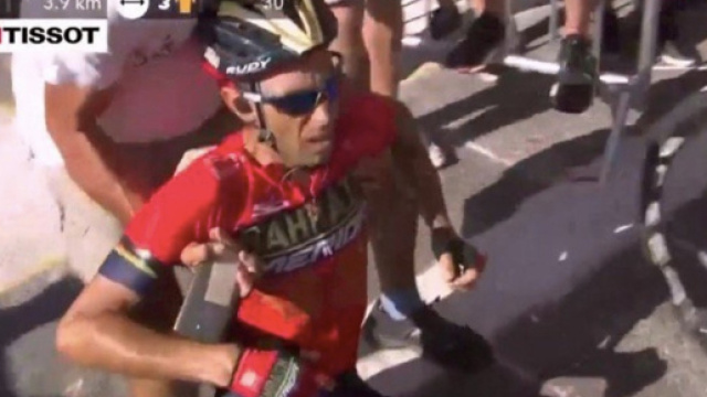 L'incidente a Nibali sull'Alpe d'Huez