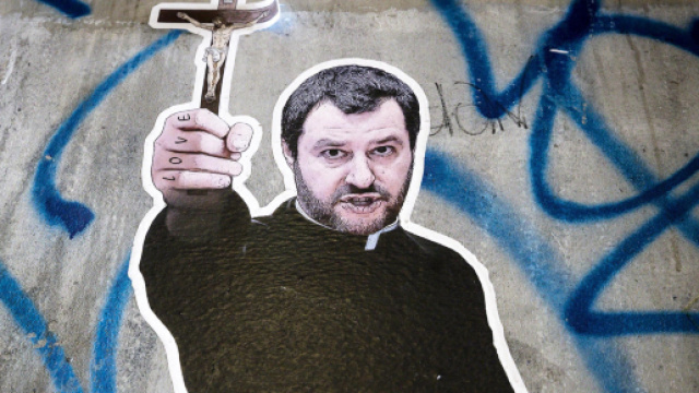 Nuovo muralea Roma: Salvini in tonaca e crocifisso