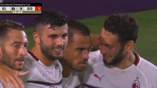 Suso, festeggiato dai compagni dopo il goal al Manchester United