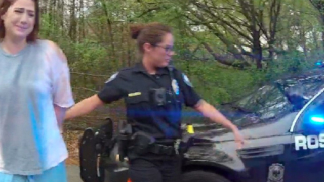 Usa: poliziotte licenziate, testa o croce per decidere un arresto.