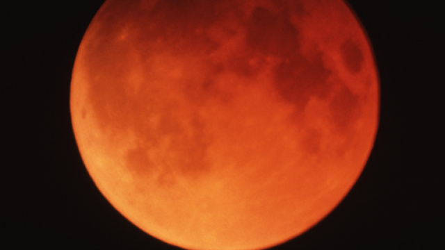 Venerd&igrave; 27 luglio eclissi lunare: ecco come e dove vedere il satellite di colore rosso