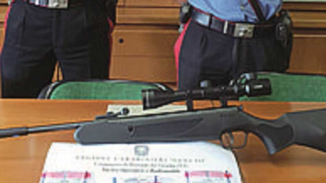 Vicenza, operaio ferito da colpo di carabina mentre montava le luminarie