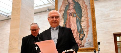 Dos obispos chilenos de los 34 que dimitieron ante el papa Francisco por el esc&aacute;ndalo de pederastia en su pa&iacute;s.