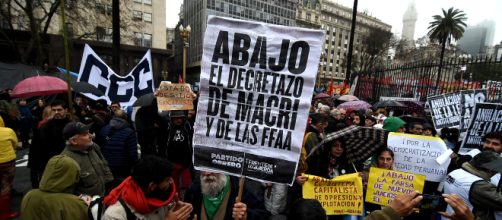 Miles de argentinos marchan contra la reforma que saca el Ej&eacute;rcito a las calles