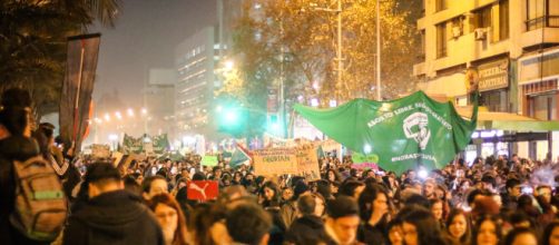 Tres chilenas fueron apu&ntilde;aladas en medio de una marcha feminista