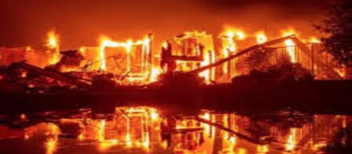 CALIFORNIA / Ascienden a 5 muertos y miles de personas evacuadas en un incendio forestal