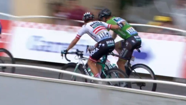 Peter Sagan scortato dai compagni nella tappa di Laruns