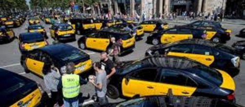 Contin&uacute;a la protesta indefinida de los taxistas en Barcelona y se incrementa el conflicto