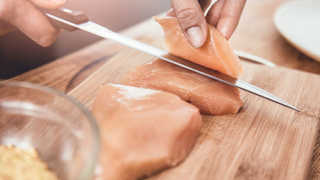 Grecia, turista inglese mangia pollo crudo e muore.