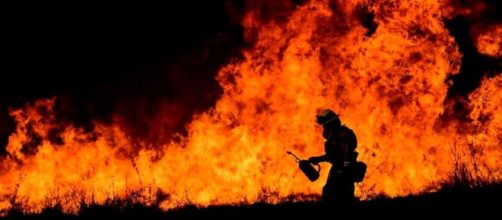 EE.UU / Los incendios County y Springs destruyen un centenar de casas