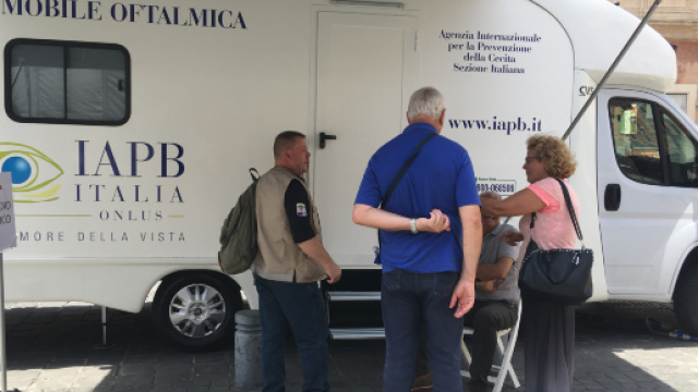Camper medico-oculistico hi-tech della IAPB Italia onlus (Roma, piazza S. Silvestro, 2-3 luglio)