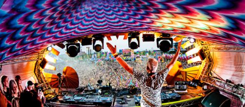 Fat Boy Slim performs to an excited Elrow crowd. Image Credit: [Graham Joy/Elrow]