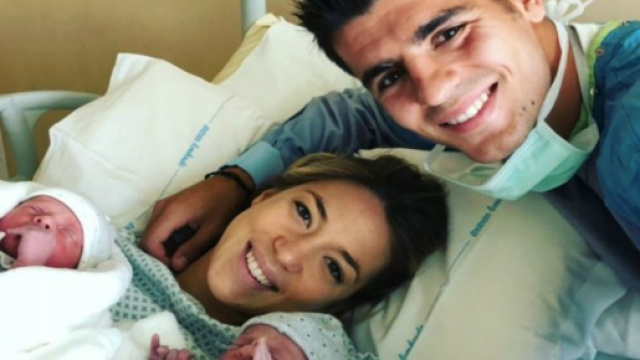 Alvaro Morata con la moglie Alice dopo il parto dei gemelli