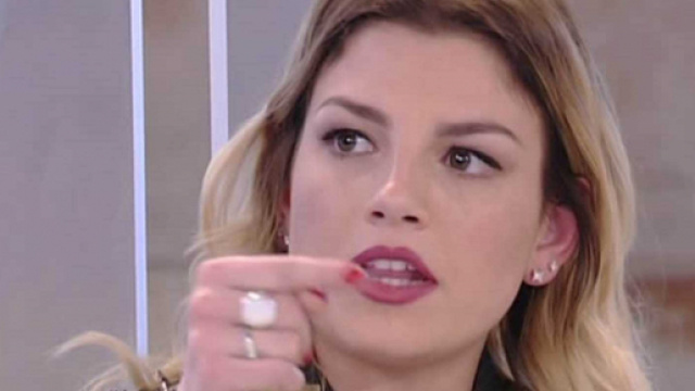 Gossip, Emma Marrone litiga a distanza con un fan: il botta e risposta diventa virale.